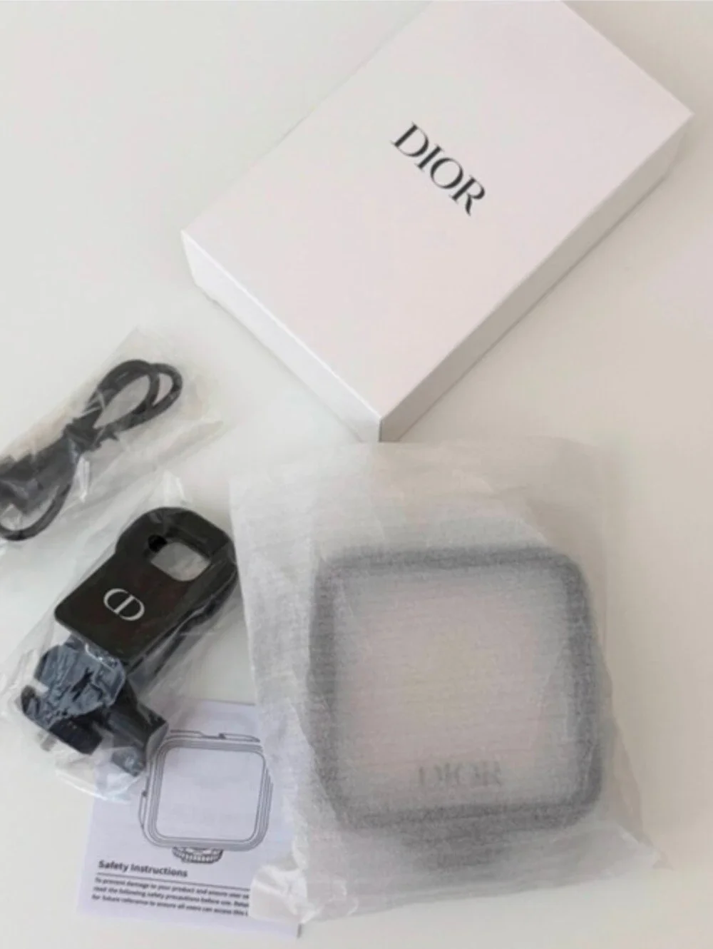 Dior octobuddy Phone Grip & Black LED Clip-On Phone Light.
